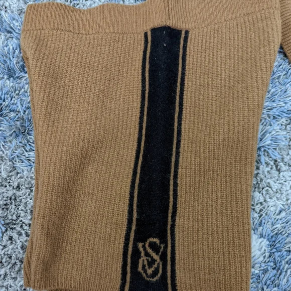 100% Cashmere.Victoria's secret cashmere set - Picture 2 of 6